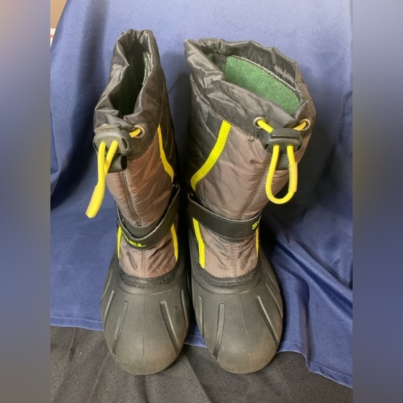 Kids Sorel Snow Boots, size 4, Black/Gray/Neon color. Preloved - Picture 3 of 5